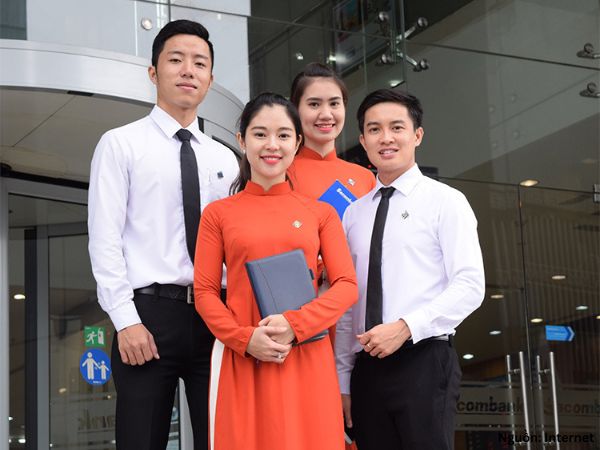 Đồng phục áo dài dành cho nữ giao dịch viên tại Sacombank