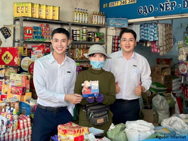 Đồng phục giao dịch viên Sacombank là sơ mi trắng