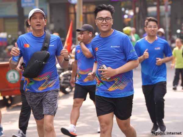 Mẫu áo thun cổ tròn giải chạy Sacombank thiết kế rộng rãi, thoải mái