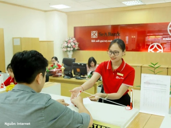 Mẫu áo polo đồng phục ngân hàng Seabank có cách phối màu khá quen thuộc