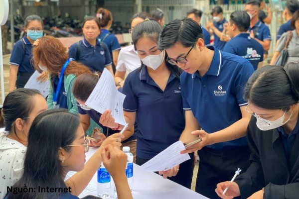 Polo Shinhan Bank có thiết kế đơn giản với logo ở ngực trái