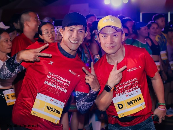 Mẫu áo thun Techcombank cổ tròn trong hoạt động team building sôi động.