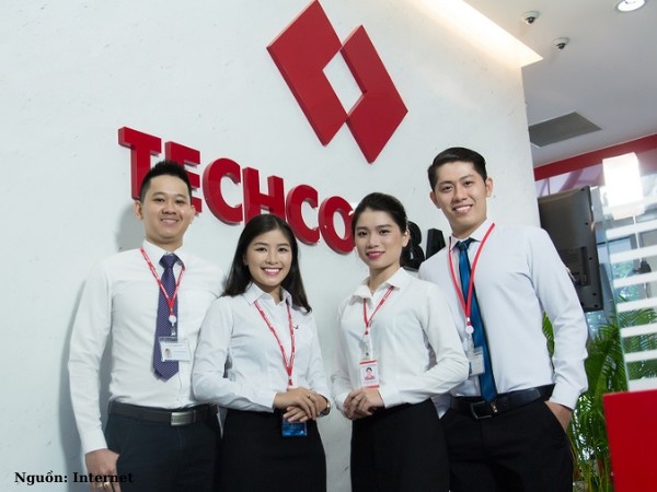Mẫu áo sơ mi đồng phục hiện tại của Techcombank