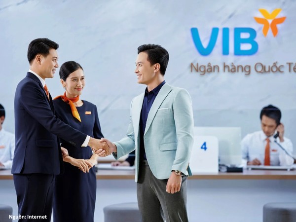 Ảnh: Mẫu đồng phục vest ngân hàng VIB dành cho nhân viên nam tạo vẻ lịch lãm, sang trọng