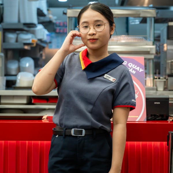 Mẫu áo đồng phục màu xám phối cổ polo cách điệu của Jollibee