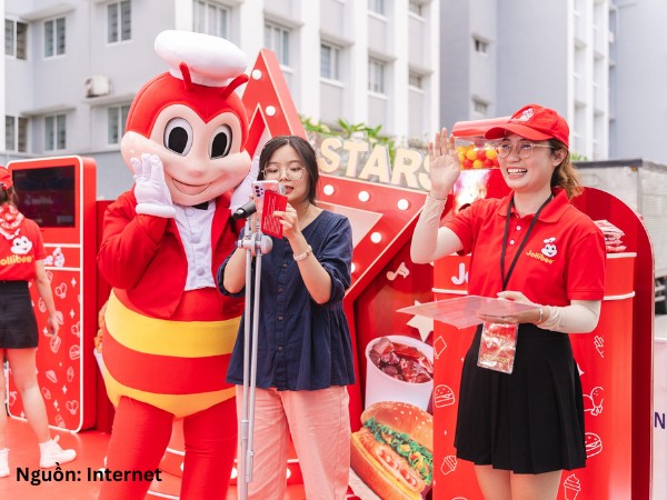 Mẫu áo polo đồng phục màu đỏ nhà hàng Jollibee
