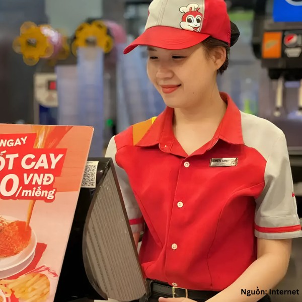 Mẫu sơ mi đồng phục nhà hàng Jollibee màu đỏ phối xám nổi bật, thu hút