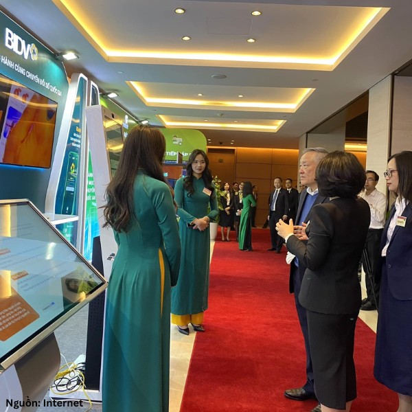 Nhân viên lễ tân nữ BIDV dịu dàng trong tà áo dài