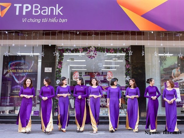 Nhân viên nữ TPBank diện áo dài duyên dáng, thướt tha