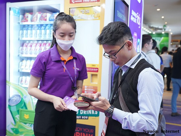 Mẫu áo polo đồng phục hiện tại của ngân hàng TPBank