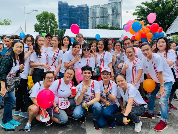 Mẫu áo thun team building màu trắng in chuyển nhiệt của KFC
