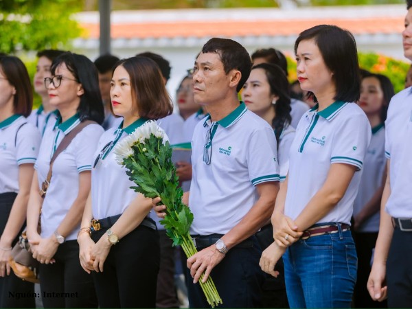 Polo đồng phục Vietcombank sử dụng chất liệu chưa phù hợp khiến áo không đứng form