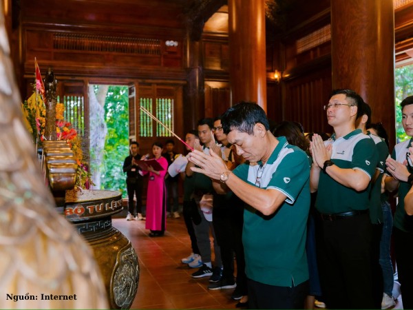 Mẫu áo polo đồng phục ngân hàng mẫu xanh lá đậm của Vietcombank