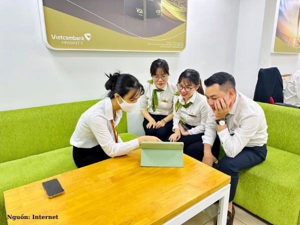 Mẫu sơ mi Vietcombank sử dụng dáng tay dài basic