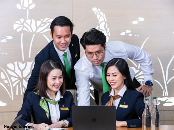 Mẫu đồng phục vest công sở Vietcombank thanh lịch, chuyên nghiệp