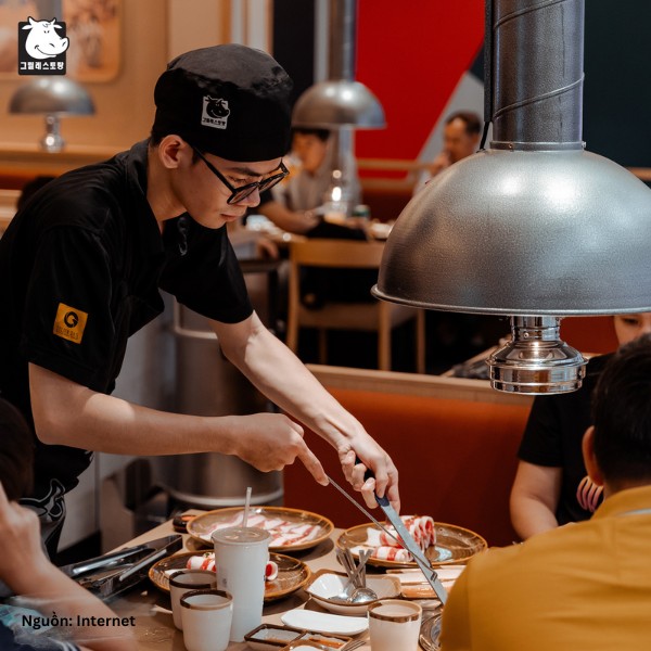 Mũ đồng phục đen giúp Gogi House tăng thêm tính nhận diện