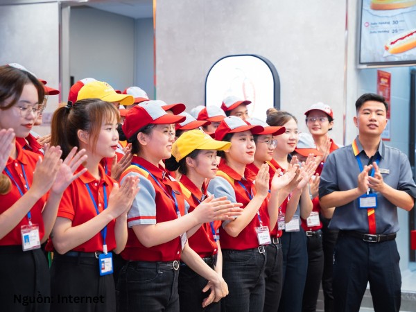 Quy định đồng phục Jollibee với đầy đủ phụ kiện mũ, thẻ tên cho nhân viên