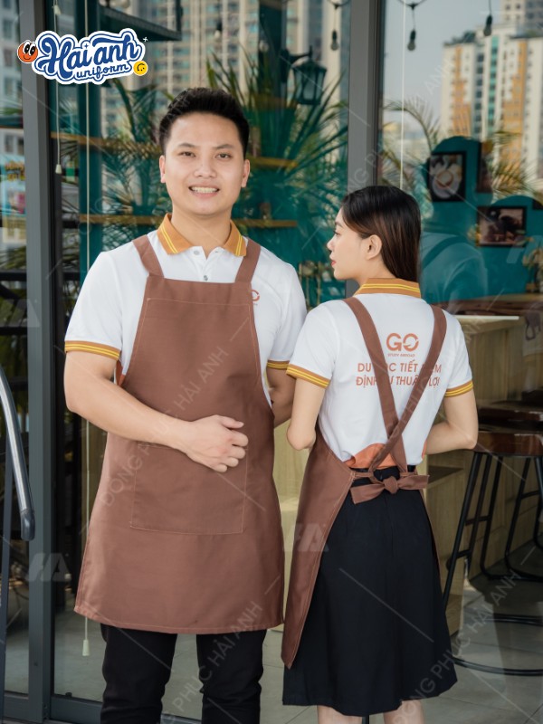 Mẫu áo polo đồng phục nhà hàng kèm tạp dề màu nâu chỉn chu, chuyên nghiệp