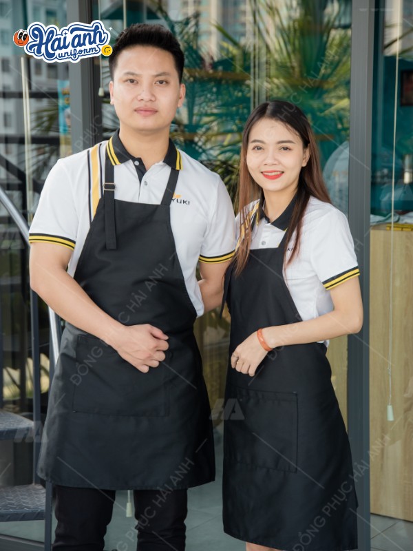 Mẫu áo polo màu trắng phối kèm tạp dề tại Hải Anh Uniform