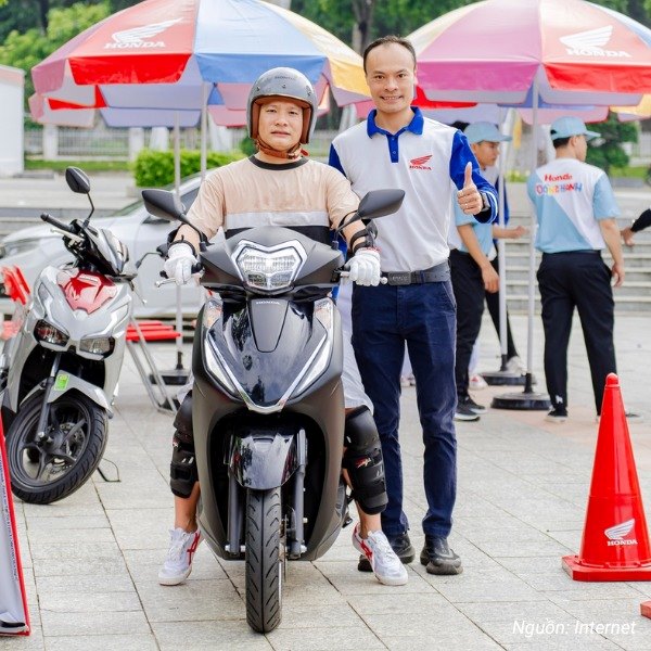 Mẫu áo polo dài tay nền trắng phối xanh ấn tượng