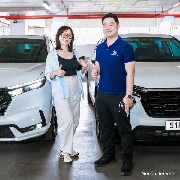Polo xanh navy tối giản, dành cho nhân viên tư vấn tại đại lý Honda Ô tô