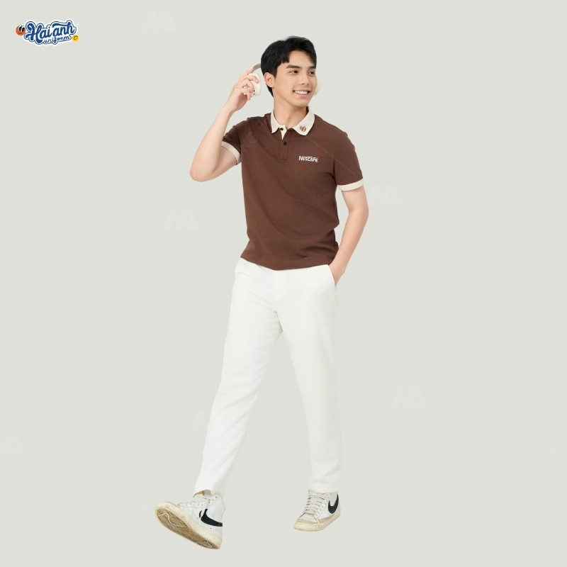 Đồng phục polo màu nâu Nescafe ấn tượng với logo sắc nét, bền màu