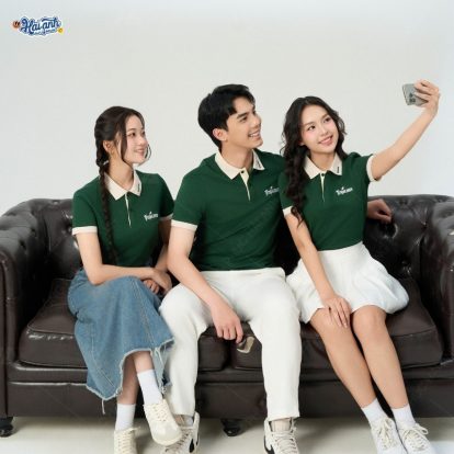 Đồng phục polo màu xanh Iris Tropicana được may từ vải Cotton Ultimate