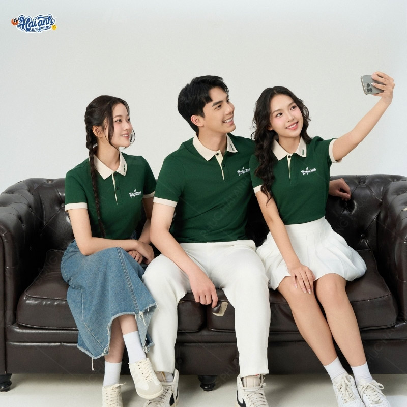 Đồng phục polo màu xanh Iris Tropicana được may từ vải Cotton Ultimate