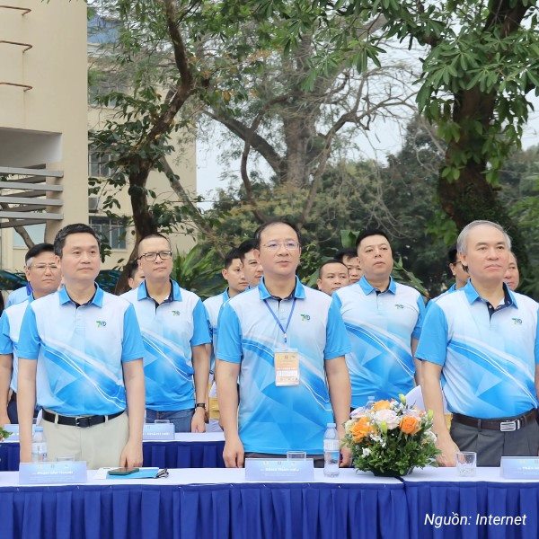 Mẫu áo polo nhân viên Petrolimex có thiết kế lịch sự, chỉn chu