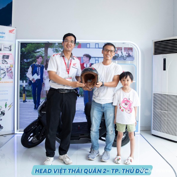 Nhân viên tư vấn với phong thái chuyên nghiệp cùng đồng phục áo sơ mi Honda
