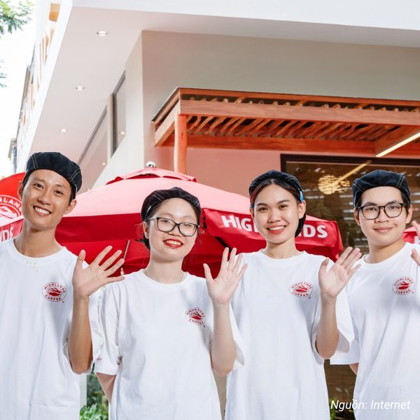 Đồng phục áo thun trắng đơn giản, nổi bật logo thương hiệu.