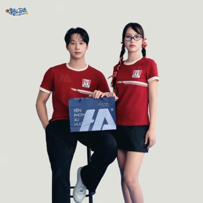 Áo thun đồng phục màu đỏ đô năng động, trẻ trung
