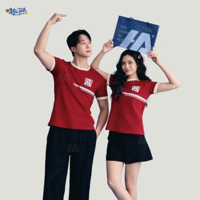 Áo polo sử dụng màu đỏ đô làm màu chủ đạo giúp thu hút ánh nhìn