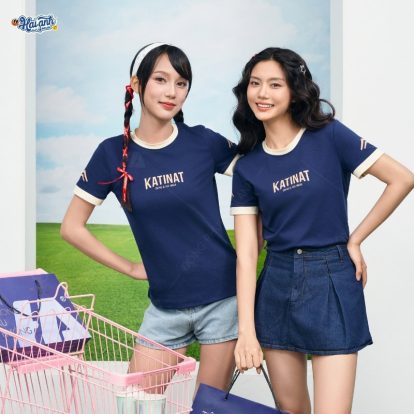 Áo thun Katinat màu xanh đen chủ đạo phối kem nổi bật, sang trọng