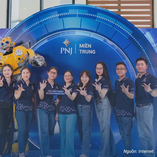 Đồng phục PNJ với màu xanh than viền vàng