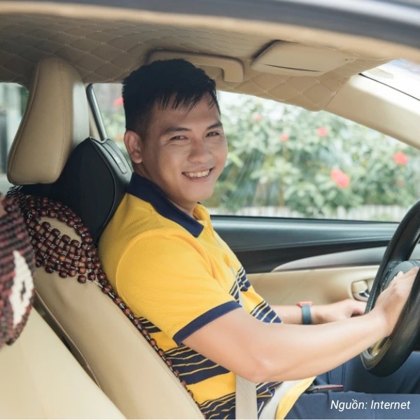 Áo polo đồng phục Be kết hợp màu vàng và xanh nổi bật