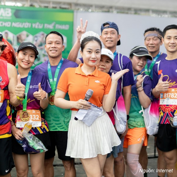 Nhân viên FPT trẻ trung, năng động trong trang phục màu cam thương hiệu
