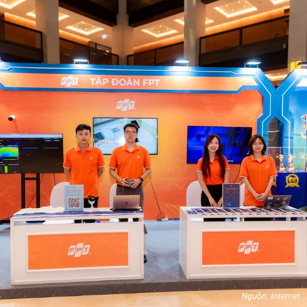 Nhân viên FPT IS nổi bật với đồng phục áo polo màu cam