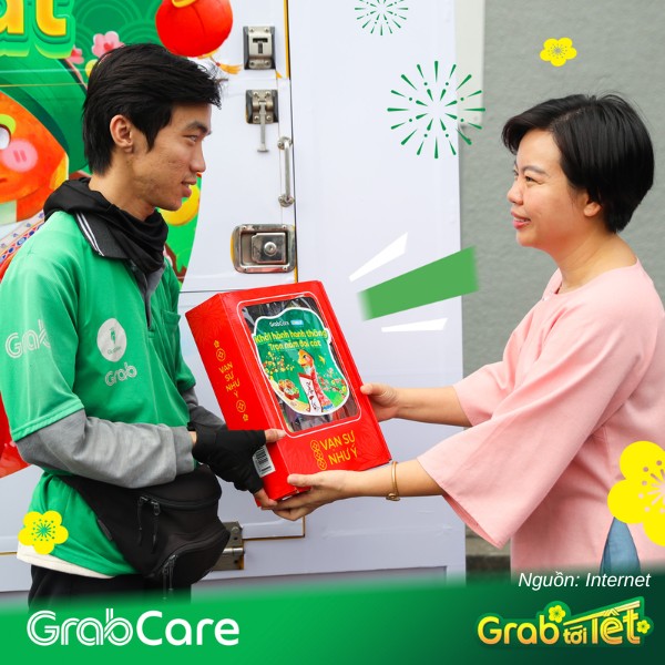 Áo polo Grab với logo được thêu ở ngực và tay áo