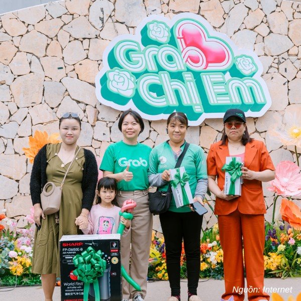 Áo thun Grab thiết kế cổ tròn, phối màu xanh lá