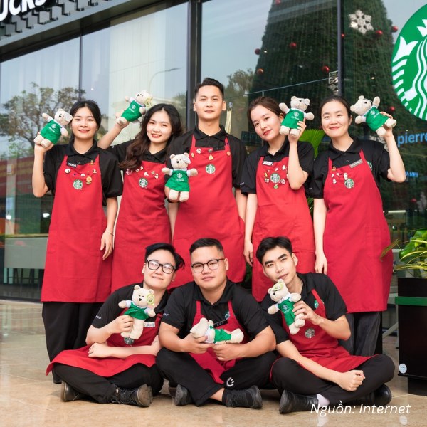 Tạp dề đỏ phối logo Starbucks mang đến diện mạo tươi mới, ấn tượng.