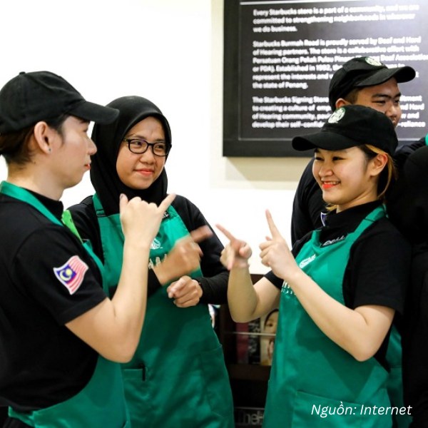 Phụ kiện đồng phục Starbucks thiết kế tối giản, tiện lợi và phù hợp với mọi đối tượng.