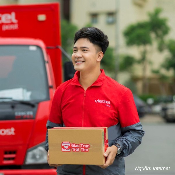 Áo khoác Viettel Post phối hai màu đỏ và xám