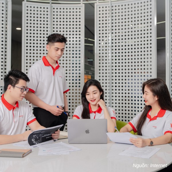 Nhân viên Viettel IDC diện áo polo trẻ trung