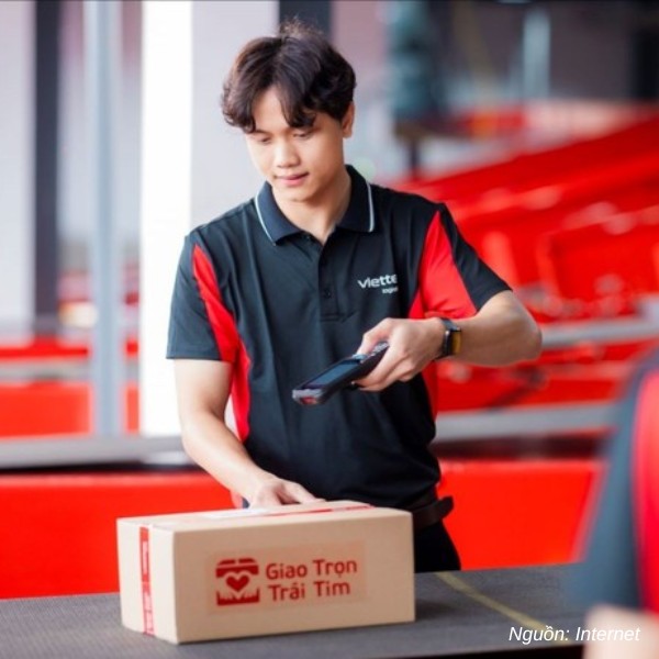 Áo polo đồng phục Viettel Logistics phối đỏ - đen nổi bật