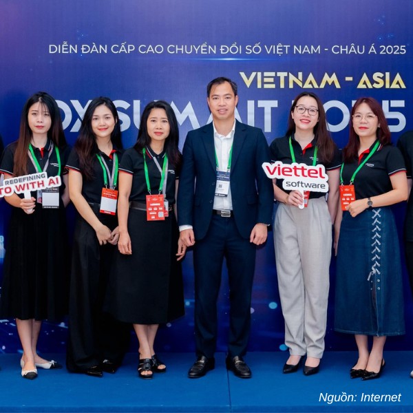 Tập thể nhân viên trong trang phục polo trẻ trung