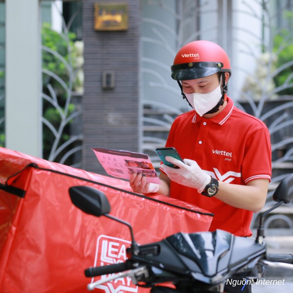 Shipper Viettel Post chuyên nghiệp với đồng phục polo đỏ