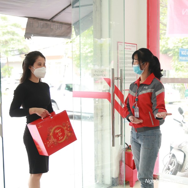 Nhân viên Viettel Post mặc áo khoác đồng phục chuyên nghiệp khi hỗ trợ khách hàng