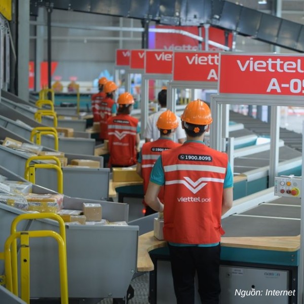 Nhân viên Viettel Post mặc gile đỏ làm việc tại dây chuyền phân loại hàng