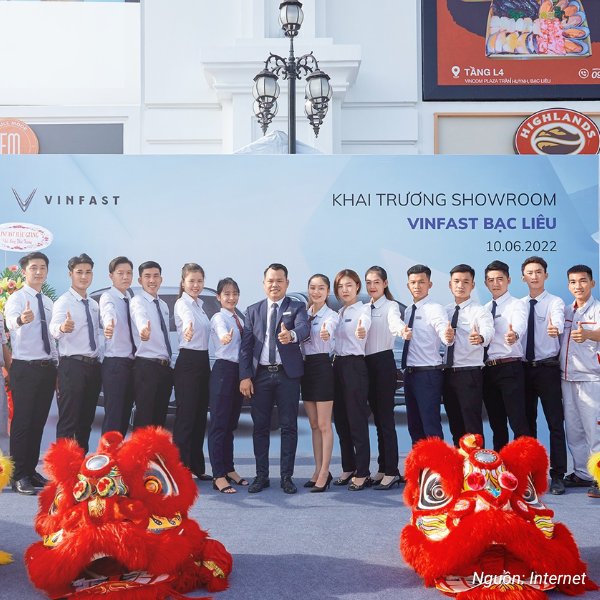 Sơ mi phối cùng quần tây hoặc chân váy chỉn chu